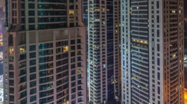Gece timelapse, gökdelenlerin doğal parlayan windows