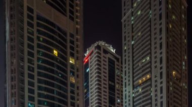 Gece timelapse, gökdelenlerin doğal parlayan windows