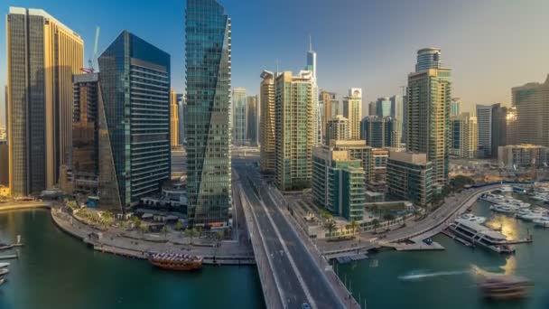 Erstaunliche farbenfrohe Skyline von Dubais Yachthafen im Zeitraffer bei Sonnenuntergang — Stockvideo