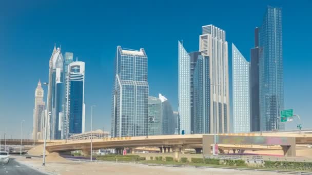 Ocupado Sheikh Zayed Road timelapse, metro ferroviario y rascacielos modernos en la lujosa ciudad de Dubai — Vídeos de Stock