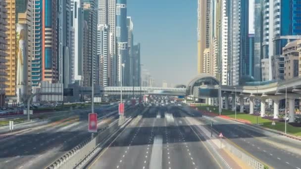 Livliga Sheikh Zayed Road timelapse, metro railway och moderna skyskrapor runt i lyxiga Dubai city — Stockvideo