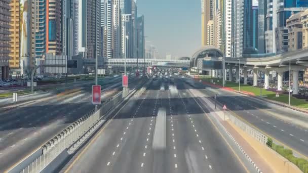 Timelapse van drukke Sheikh Zayed Road, metro trein- en moderne wolkenkrabbers rond in het luxe Dubai city — Stockvideo