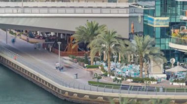 Dubai Yat Limanı kanalda lüks gökdelenler ve yatlar timelapse, Birleşik Arap Emirlikleri çevresinde ve mesire