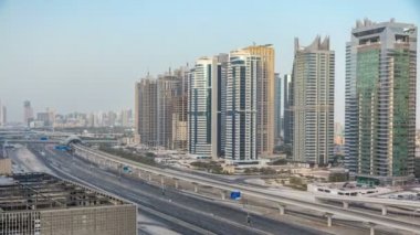 Dubai Yat Limanı ve Jlt gökdelenler çevrili çatı görünümü Şeyh Zayed yolu üzerinde şaşırtıcı