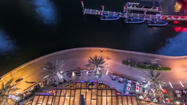 Paseo marítimo y canal en Dubai Marina con rascacielos de lujo y yates alrededor de la noche timelapse, Emiratos Árabes Unidos — Vídeo de stock