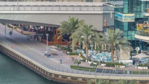 Promenade und Kanal in Dubai Marina mit luxuriösen Wolkenkratzern und Yachten im Zeitraffer, vereinigte arabische Emirate — Stockvideo