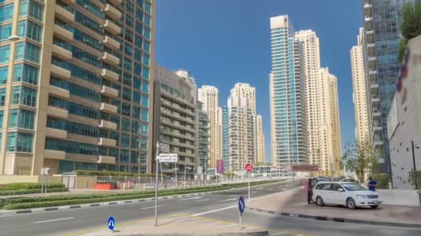 Dubai Marina с Skyscrapers тайм-аут и движение по улице возле бетонного автомобильного моста через канал — стоковое видео