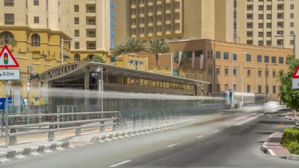 Een weergave van verkeer in de straat van Jumeirah Beach Residence en Dubai marina timelapse, Verenigde Arabische Emiraten. — Stockvideo