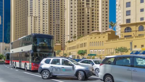 Uma vista do tráfego na rua em Jumeirah Beach Residence e Dubai marina timelapse, Emirados Árabes Unidos . — Vídeo de Stock