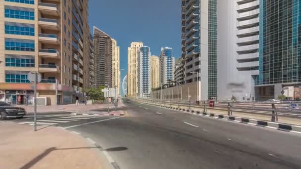 迪拜码头与摩天大楼 timelapse hyperlapse 和交通在街道附近混凝土路桥通过运河 — 图库视频影像