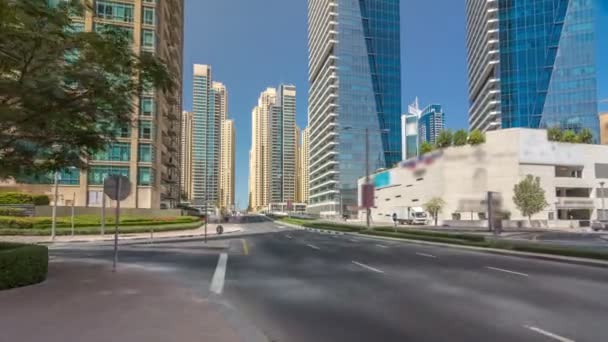 Dubai Marina con grattacieli timelapse iperlapse e traffico sulla strada vicino al ponte stradale in cemento attraverso il canale — Video Stock