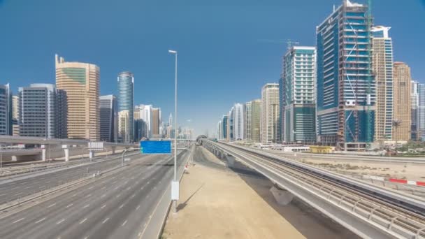 Increíble vista de Sheikh Zayed carretera rodeada Dubai Marina y JLT rascacielos — Vídeo de stock