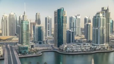 İnanılmaz renkli dubai marina manzarası günbatımı timelapse sırasında