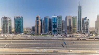 Jumeirah lakes towers gökdelenler timelapse trafik ile havadan görünümü Şeyh zayed yolu üzerinde.