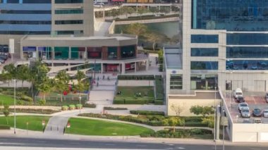 Yakın Jumeirah lakes towers gökdelenler timelapse ile otopark yeşil alanı, havadan görünümü