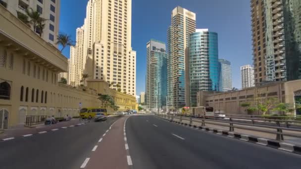 Jumeirah Beach Residence ve Dubai marina timelapse hyperlapse, Birleşik Arap Emirlikleri Caddesi'nde trafik bir görünüm. — Stok video