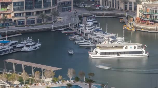 Promenade dan kanal di Dubai Marina dengan pencakar langit mewah dan kapal pesiar di sekitar timelapse, Uni Emirat Arab — Stok Video