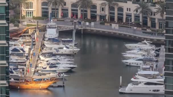 Paseo marítimo y canal en Dubai Marina con rascacielos de lujo y yates alrededor de timelapse, Emiratos Árabes Unidos — Vídeos de Stock