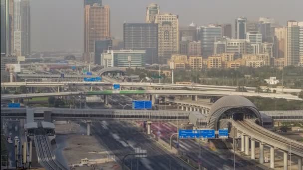 Vista aerea di Jumeirah laghi torri grattacieli e Al Barsha timelapse distretto con traffico su strada Sheikh zayed . — Video Stock