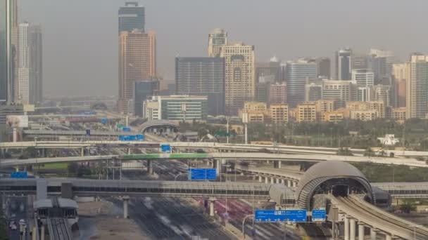 Vista aérea de Jumeirah lagos torres arranha-céus e Al Barsha distrito timelapse com tráfego na estrada zayed xeque . — Vídeo de Stock