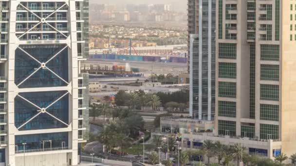 Flygfoto över Jumeirah lakes towers skyskrapor timelapse med trafik på sheikh zayed road. — Stockvideo