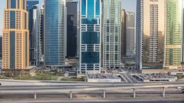 Jumeirah lakes towers gökdelenler timelapse trafik ile havadan görünümü Şeyh zayed yolu üzerinde.