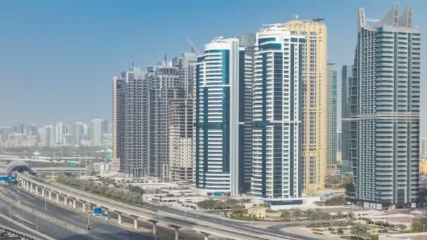 Flygfoto över Jumeirah lakes towers skyskrapor timelapse med trafik på sheikh zayed road. — Stockvideo
