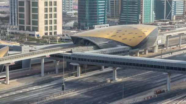 Luchtfoto van het station van de Metro in de buurt van Jumeirah lakes towers wolkenkrabbers timelapse met verkeer aan sheikh zayed road. — Stockvideo