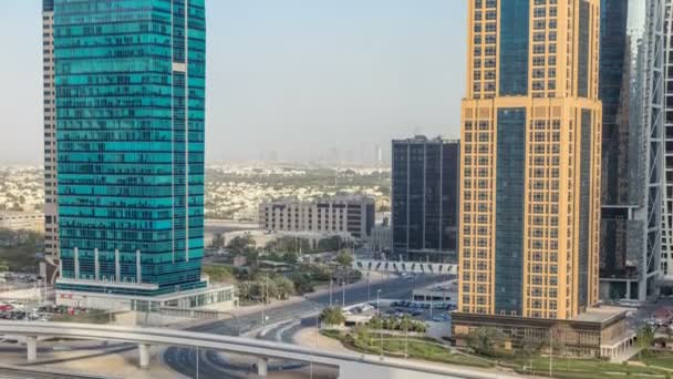 Vue aérienne de Jumeirah lacs tours gratte-ciel timelapse avec la circulation sur cheikh zayed route . — Video