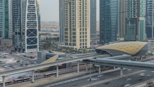 Vista aerea di Jumeirah laghi torri grattacieli giorno a notte timelapse con traffico su strada Sheikh zayed . — Video Stock