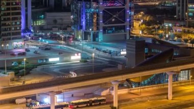 Jumeirah lakes towers gökdelenler gece timelapse trafik ile havadan görünümü Şeyh zayed yolu üzerinde.