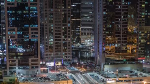 Luchtfoto van Jumeirah lakes towers wolkenkrabbers nacht timelapse met verkeer aan sheikh zayed road. — Stockvideo