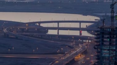 Dubai şehir gece gün timelapse için meşgul bir kavşak trafik. Üstten üstten görünüm
