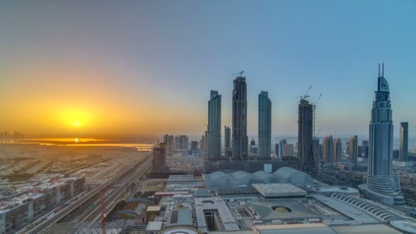 Dubaj centrum s východem slunce timelapse. Pohled shora z výše — Stock video