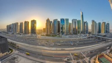 Jumeirah lakes hava görünümünü gökdelenler, gündoğumu timelapse Şeyh zayed yolu üzerinde trafik kuleleri.