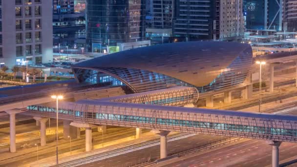 Luchtfoto van Jumeirah lakes towers wolkenkrabbers nacht naar dag timelapse met verkeer aan sheikh zayed road. — Stockvideo