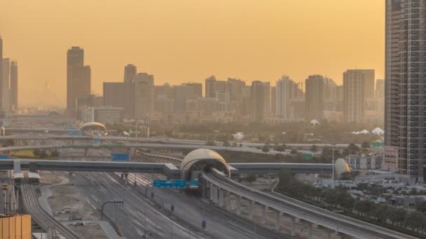 Luchtfoto van Jumeirah lakes towers wolkenkrabbers tijdens zonsopgang timelapse met verkeer aan sheikh zayed road. — Stockvideo