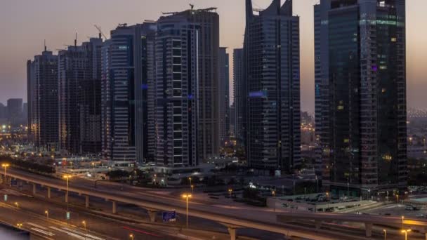Vista aerea di Jumeirah laghi torri grattacieli notte al giorno timelapse con traffico su strada Sheikh zayed . — Video Stock