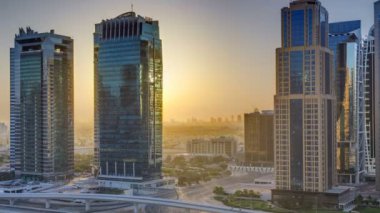 Jumeirah lakes hava görünümünü gökdelenler, gündoğumu timelapse Şeyh zayed yolu üzerinde trafik kuleleri.