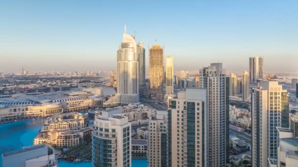Dubai centro por la noche timelapse en la luz de la puesta del sol de color amarillo brillante — Vídeo de stock