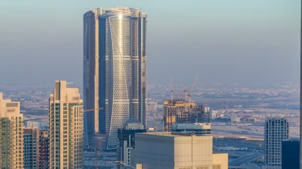 Dubai centro da cidade na timelapse noite em luz amarela brilhante do pôr do sol — Vídeo de Stock