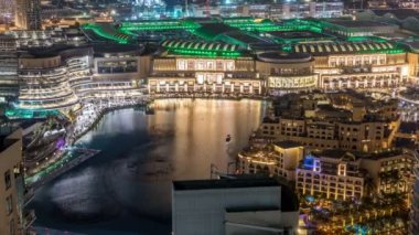 Şehir merkezinde ve insan yapımı bir göl timelapse gece gök olayları görüntülemek dans çeşmeler Dubai, Birleşik Arap Emirlikleri.