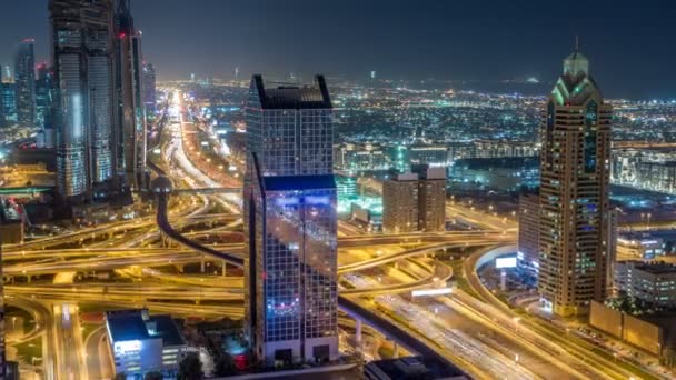 Éjszakai forgalom egy forgalmas útkereszteződés, a Sheikh Zayed autópályán légi timelapse — Stock videók