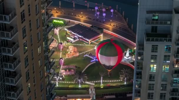 Ballon in park in Downtown Dubai nacht timelapse. — Stockvideo
