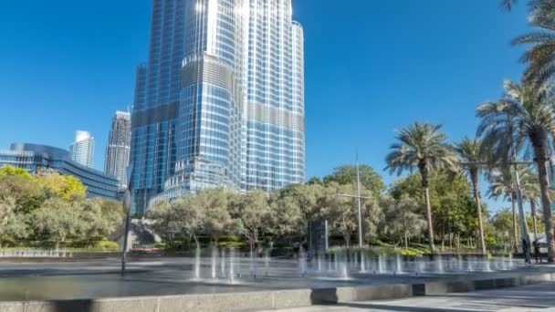 Fountains near main entrance to the tallest skyscraper timelapse, Dubai — Stock Video