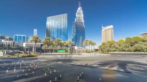 Fonteinen in de buurt van de hoofdingang van de hoogste wolkenkrabber timelapse hyperlapse, Dubai — Stockvideo