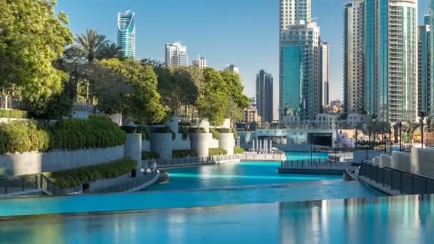 Vista noturna da cascata de água perto de fontes de dança no centro da cidade timelapse em Dubai, Emirados Árabes Unidos . — Vídeo de Stock