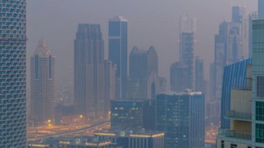 Dubai gece gün timelapse için şehir merkezinde Sisli sabah.