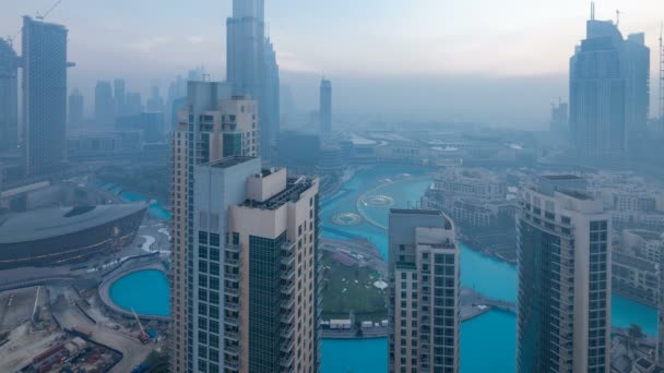 Mañana brumosa en el centro de Dubái noche a día timelapse . — Vídeos de Stock