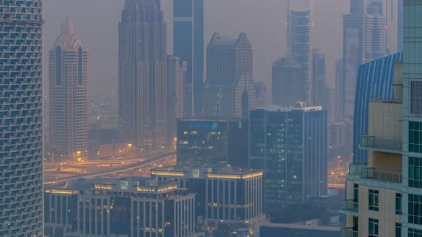 Manhã nebulosa no centro de Dubai noite a dia timelapse . — Vídeo de Stock